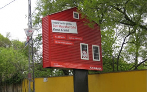 Akbank’ın ev şeklinde reklam panoları