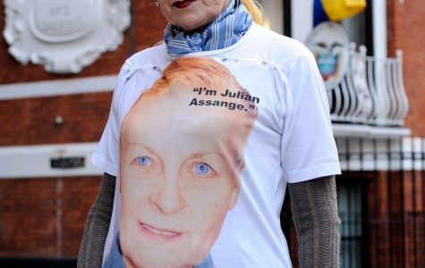 Modacı Vivienne Westwood’dan Julian Assange’e Destek Tişörtü