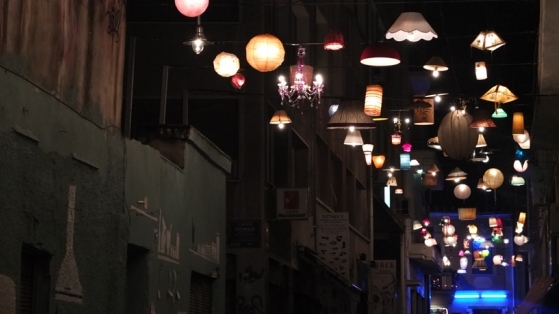 Atina’da Terkedilmiş Bir Sokak Kolektif Bir Çabayla Artık Rengarenk