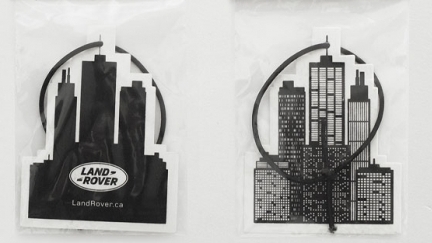 Land Rover’dan Dev Hizmet: Şehrin Kokusunu Özleyenlere Leş Gibi Oto Parfümü