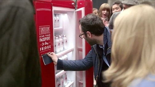 Avrupa Sokaklarında Yalnızca Kanada Pasaportuyla Açılan bir Buzdolabı