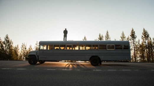 Mimarlık Öğrencisinin Bitirme Projesi Bir Otobüsü Eve Çevirip Amerika’yı Gezmek