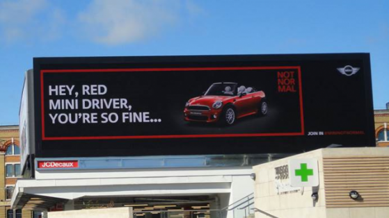 MINI Otomobilleri Tanıyan Reklam Panoları