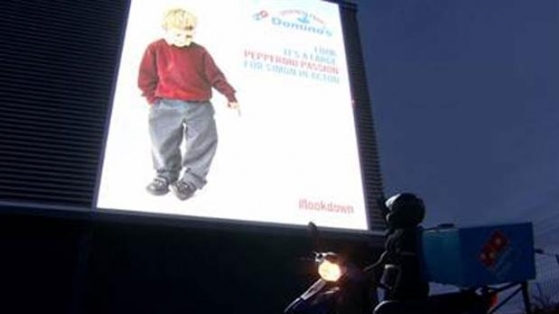 Domino’s British Airways’in Çok Konuşulan Reklam Panolarının Parodisini Yaptı