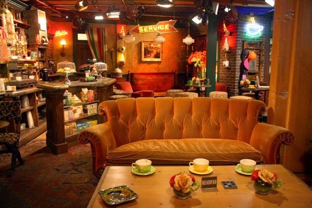 Кафе где посылают. Central Perk кофейня Нью-Йорк. Кафе Central Perk Москва. Друзья кофейня централ перк.