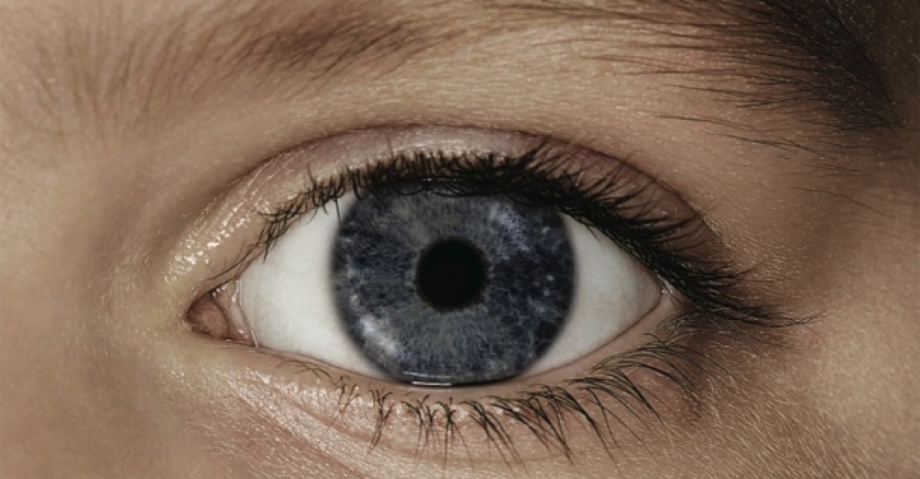 Göz Kanseri Farkındalığı İçin Yansıtıcı Mürekkepli İlanlar