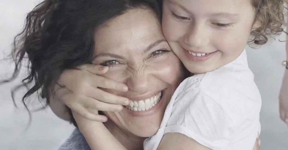 ​Gözleri Bağlı Çocuklar, Dokunarak Annelerini Bulmaya Çalışıyor