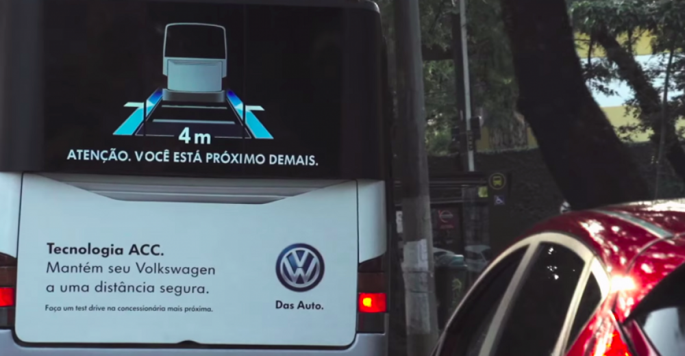 Arkasındaki Otomobile Aradaki Mesafeyi Gösteren Otobüsler