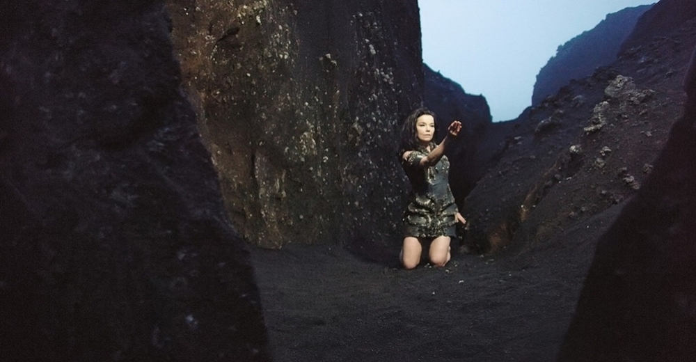 Björk’ün Drone Yardımıyla Volkanik Mağara İçinde Çektiği Yeni Müzik Videosu