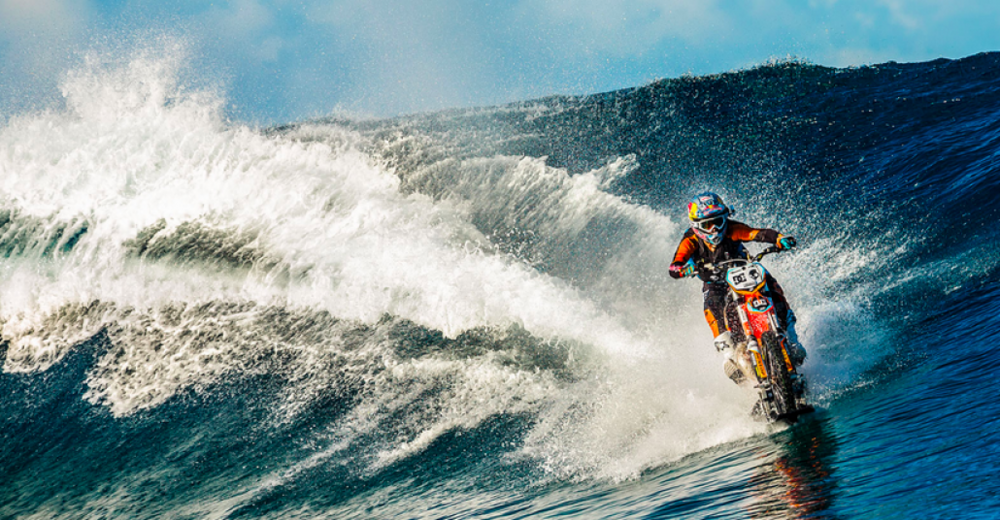 Tahiti Sularında Motosikletle Sörf Yapmak