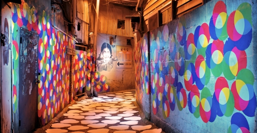 Seul Sokaklarında Geometrik Desenlerle Retro Figürlerin Dansı