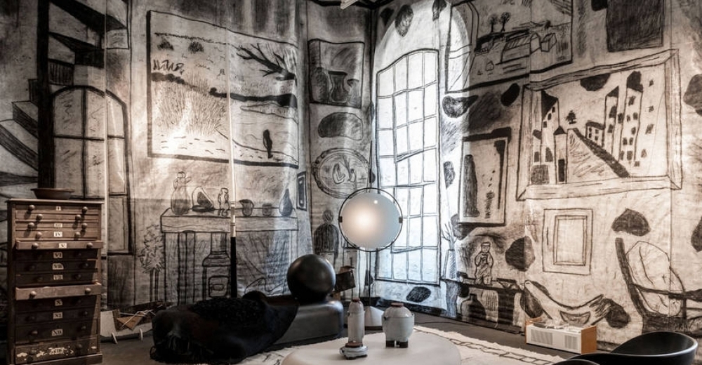 Drawing Room: Kömürden Çizimlerle Dekore Edilmiş Bir Oda