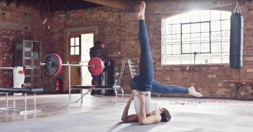 Replay, Süper Model Irina Shayk’a Kot Pantolonla Egzersiz Yaptırıyor