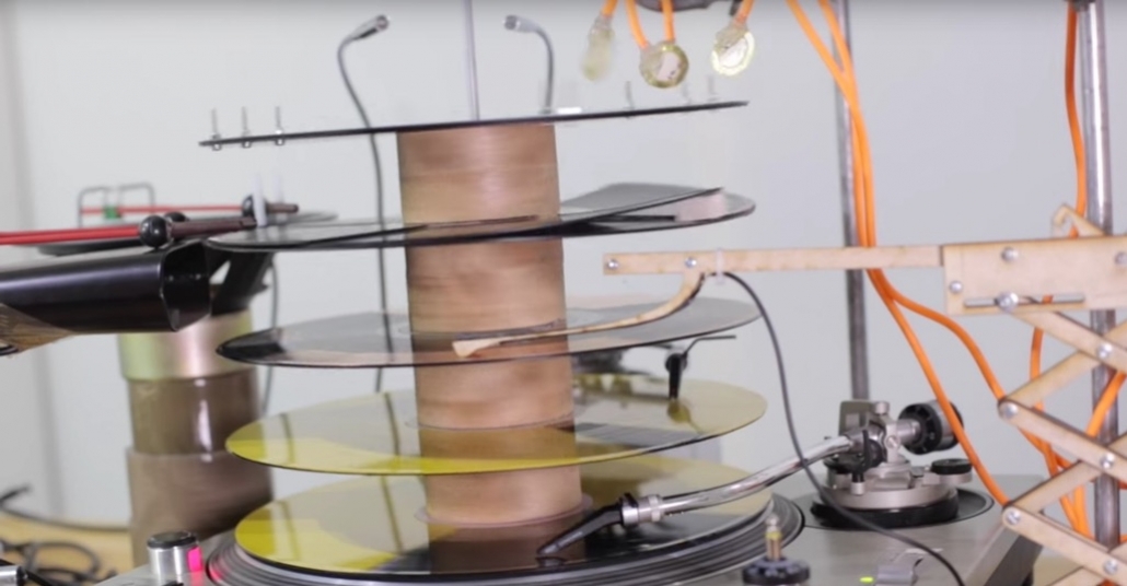 Birkaç Plak, Bir Pikap ve Sıradan Eşyalarla Etkileyici Mekanik Tekno Müzik Üretimi