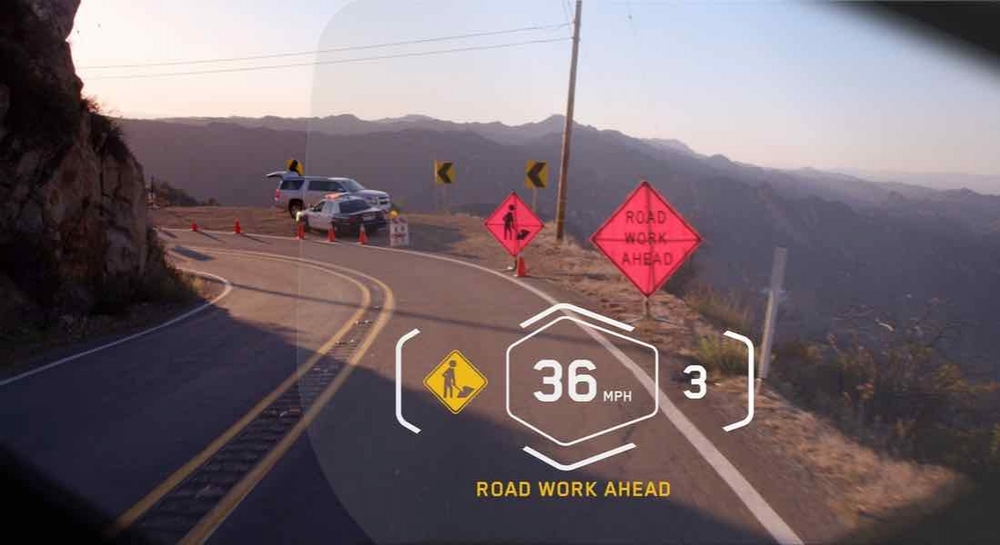 BMW’den Lazer Far ve Bildirim Ekranlı Kask Konsepti