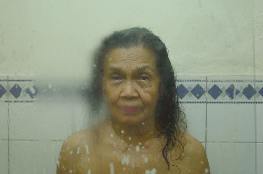 Женщина подмывается видео. Пожилые женщины подмываются. Старая бабка подмывается.