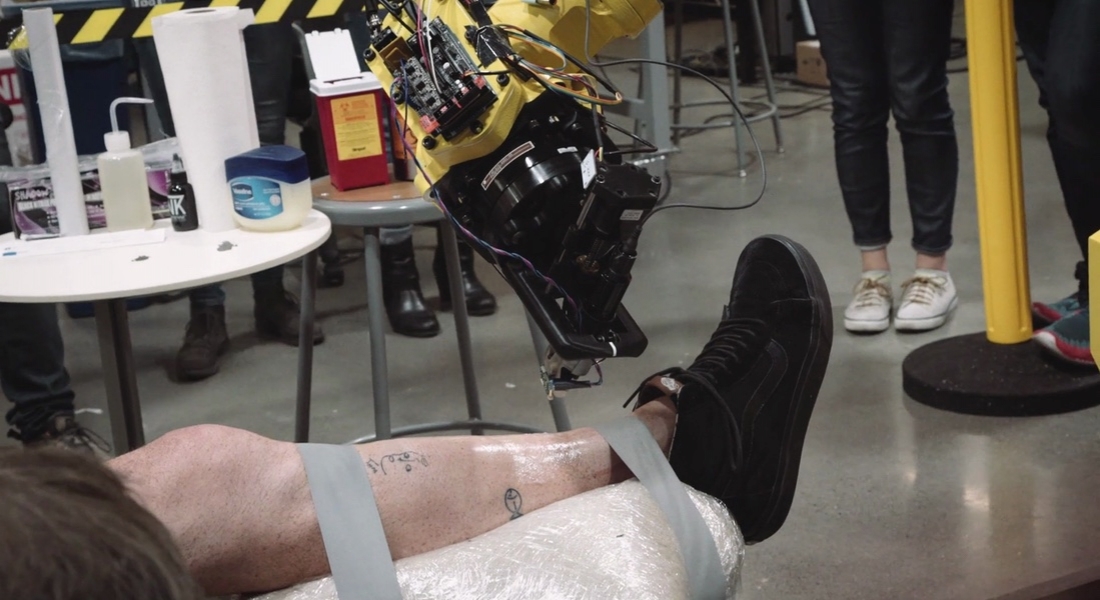 Dövme Yapan Endüstriyel Robot