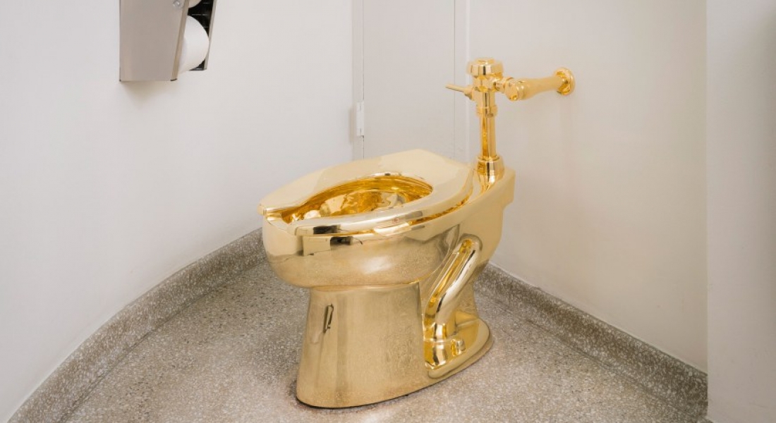 Guggenheim Müzesi’nde Sergilenen İsteyenin Kullanabildiği 18 Ayar Altın Klozet