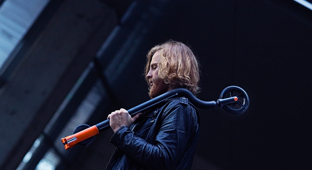 İç İçe Geçen Minimalist Tasarımıyla Şehir Ulaşımına Alternatif Scooter: Raven