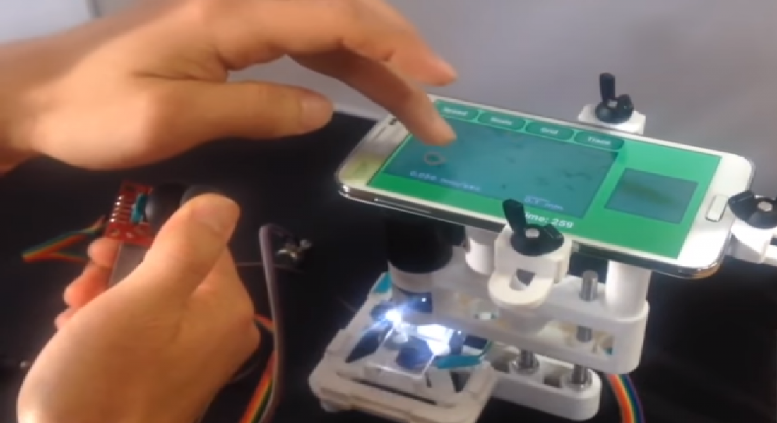 Telefon Ekranındaki Mikroorganizmalarla Pac-Man Oynamak İçin Tasarlanan Kendin-Yap Mikroskop