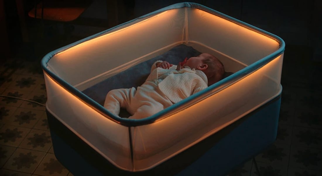 Bebekler Uyusun Diye Otomobil Ortamı Yaratan Beşik