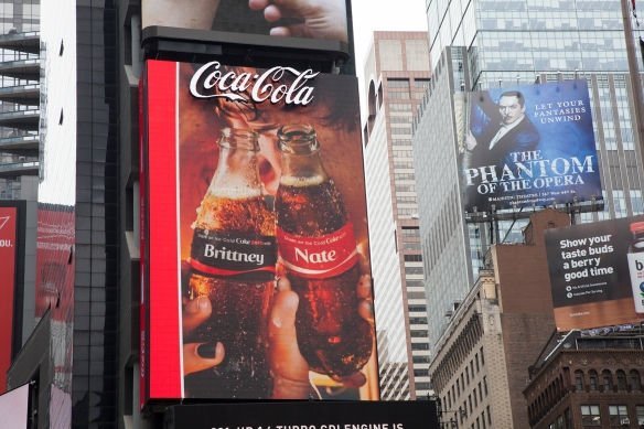 Coca Cola Nin Times Meydanindaki Yeni 3 Boyutlu Robotik Led Panosu Bigumigu Coca Cola Nin Times Meydanindaki Yeni 3 Boyutlu Robotik Led Panosu Bigumigu