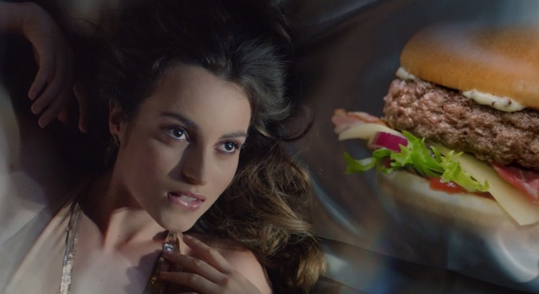 Parfüm Reklamı Kılığında Hamburger Reklamı
