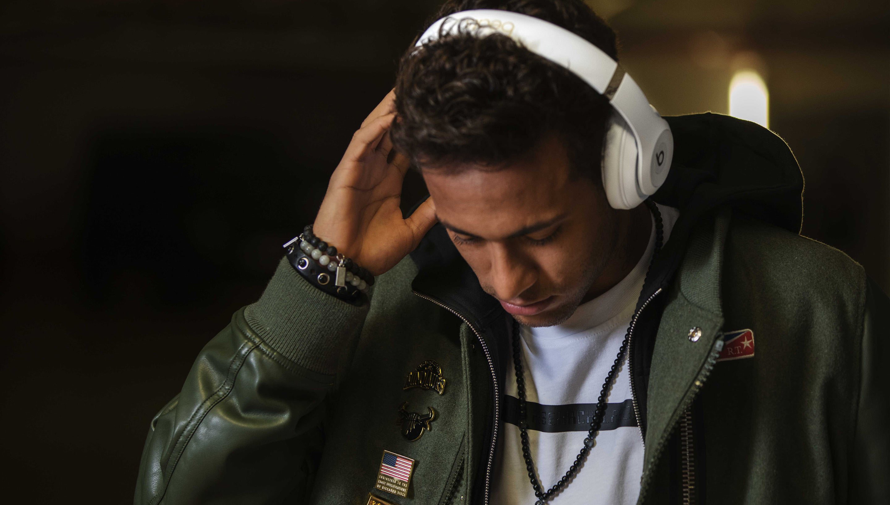 Some music. Neymar Beats. Наушники Неймар Beats. Beats 3 Wireless Neymar. Неймар в наушниках.