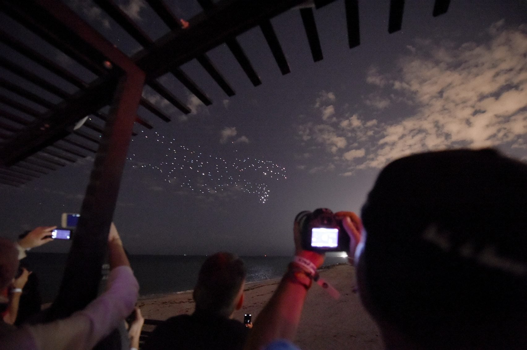 Drone Sürüsü Kuşlar Gibi Süzülerek Miami Sahili’ni Aydınlattı