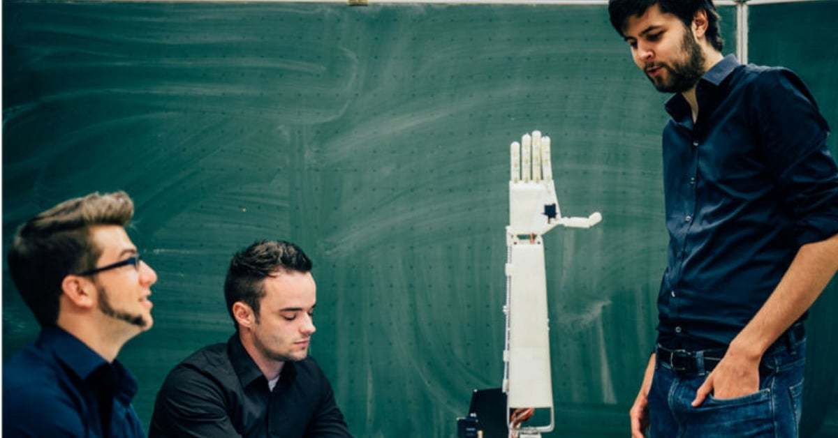 Konuşmaları İşaret Diline Çeviren 3B Baskı Robotik Kol