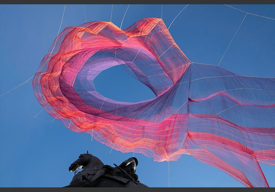 Gökyüzünde Uzanan Dev Dokuma Heykel