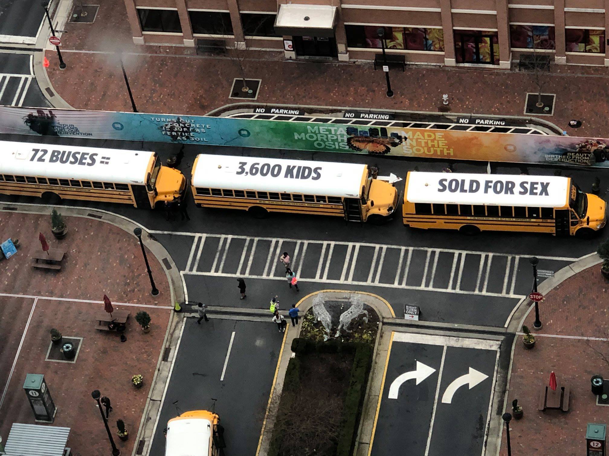 Seks Kaçakçılığı Kurbanı 3.600 Çocuk için 72 Okul Otobüsüyle Sokakları Doldurmak