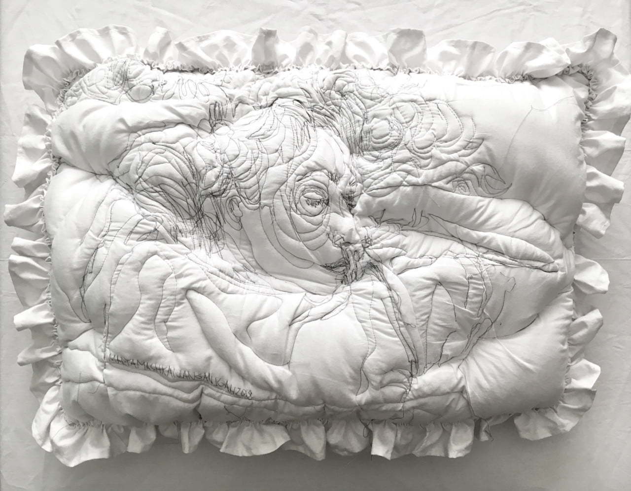 Sleep Series: Yastıklara İşlenmiş Uyku Portreleri
