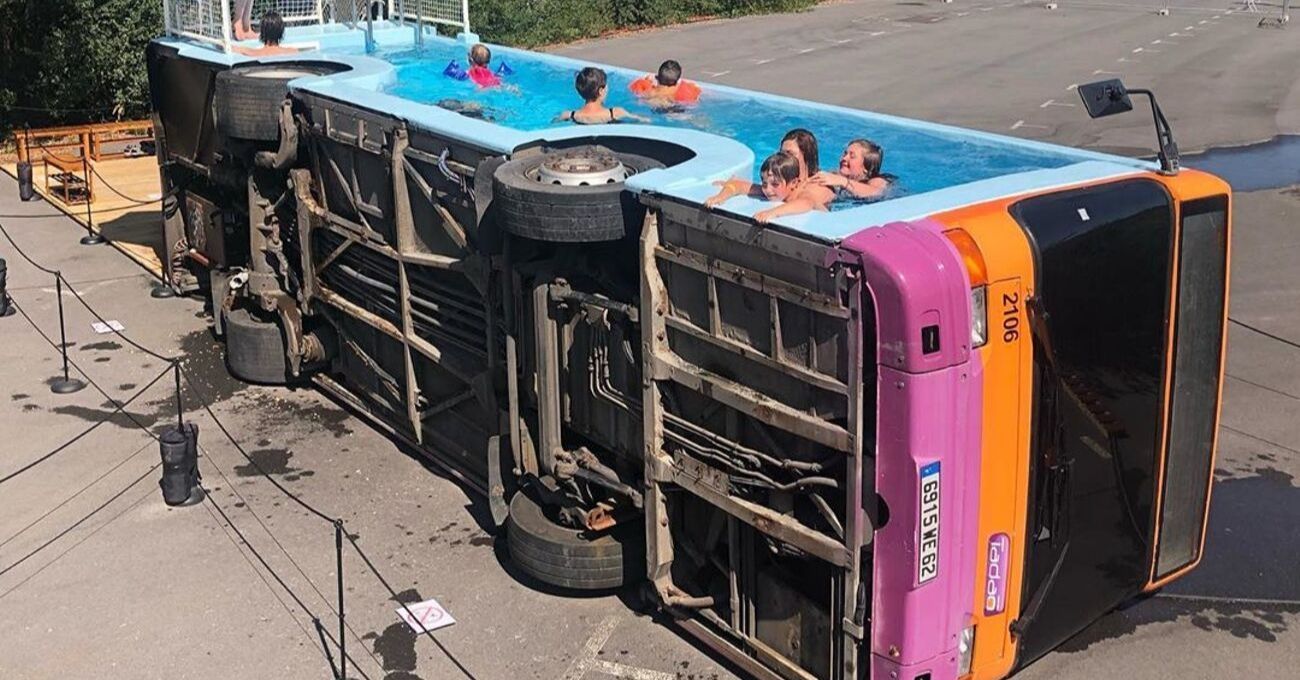 Eski Bir Otobüs Yüzme Havuzuna Dönüşürse