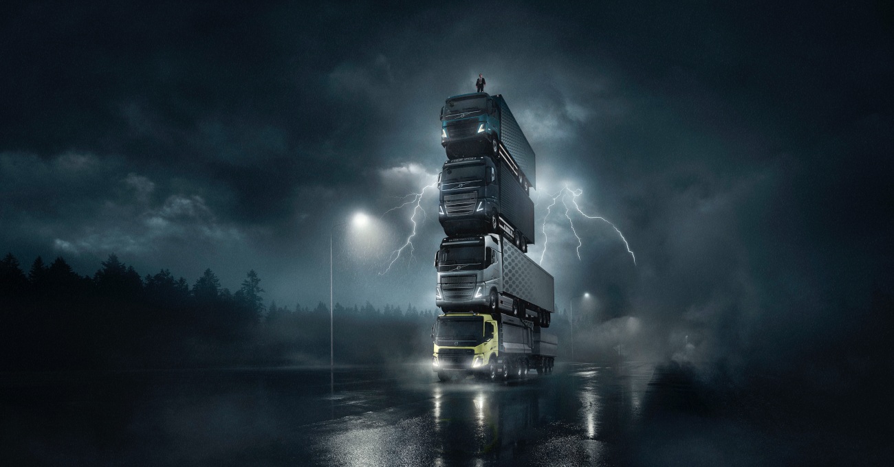 Volvo’nun Üst Üste Binmiş Yeni Modelleriyle Destansı Kamyon Kulesi
