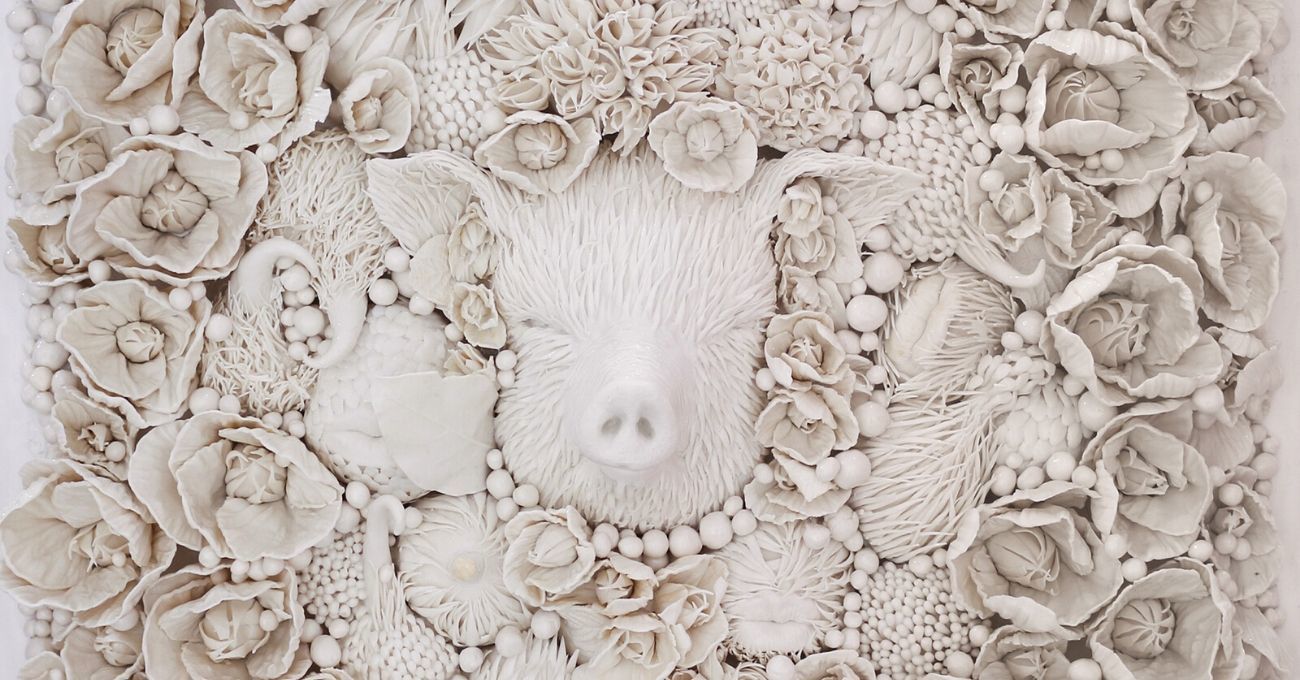 Melis Buyruk’tan Bitki, Hayvan ve İnsan Formlarının Birleştiği Porselen Dünyalar