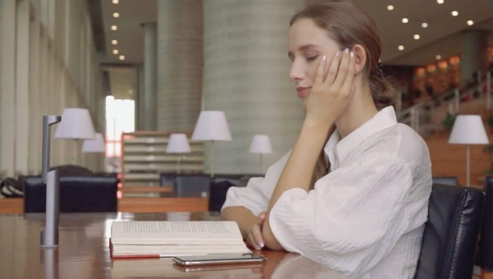 Basılı Metne Dokunarak Seçilen Alanları İnternette Aratan Cihaz