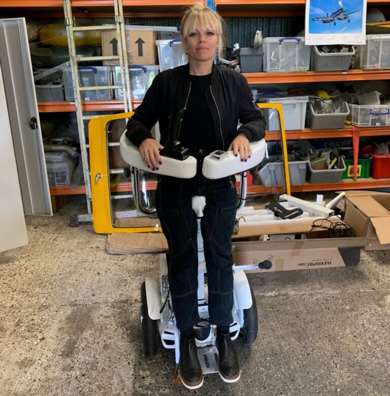 Kullanıcıyı Ayakta Tutabilen Tekerlekli Sandalye • Bigumigu