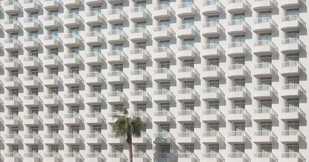 Boş Otel Cephelerinin Yarattığı Geometrik Desenler