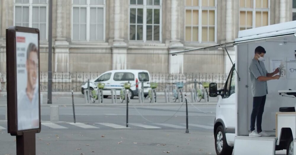 Rakiplerin Reklam Afişlerini Göz Muayenesinde Kullanmak