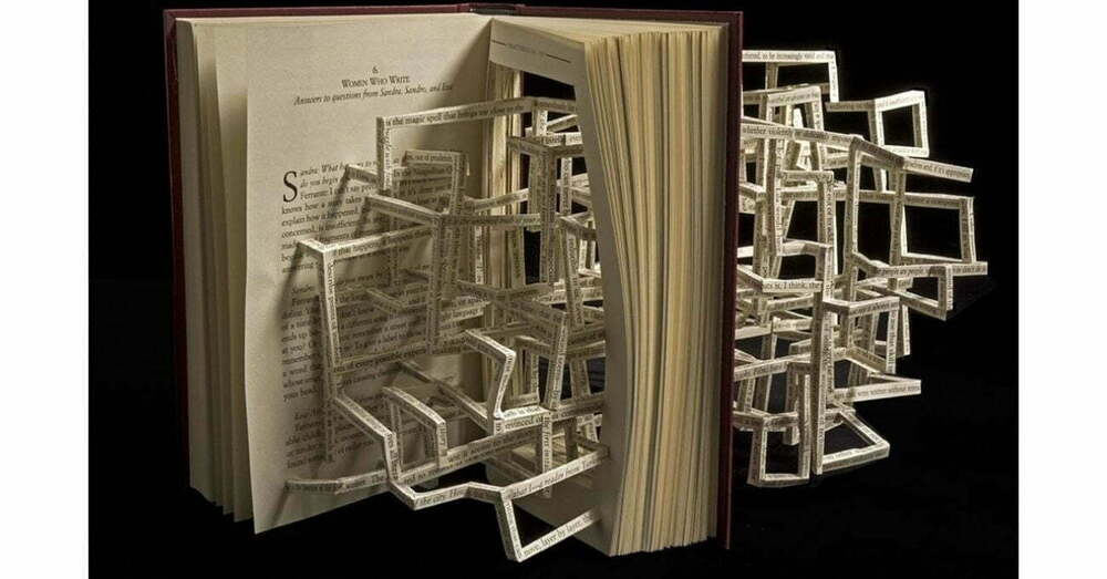 Satırlarla Örülü Kitap Heykelleri