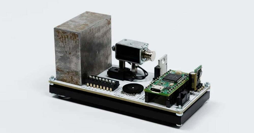 Farklı Malzemelerin Seslerini Test Eden Heykel