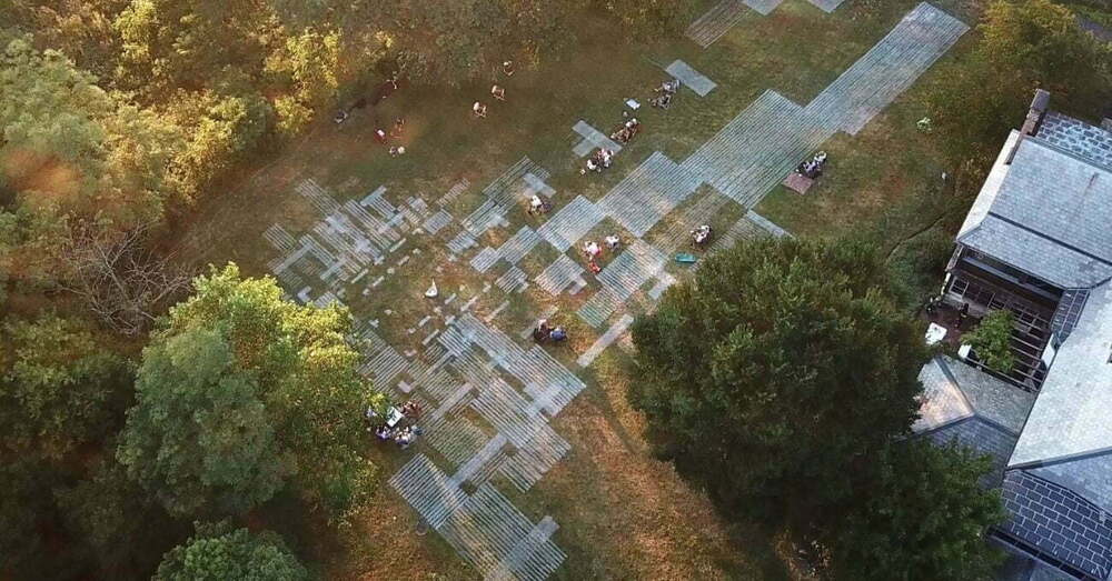 Açık Hava Etkinlikleri İçin Performans ve İzleyici Alanını Çizen Robotlar