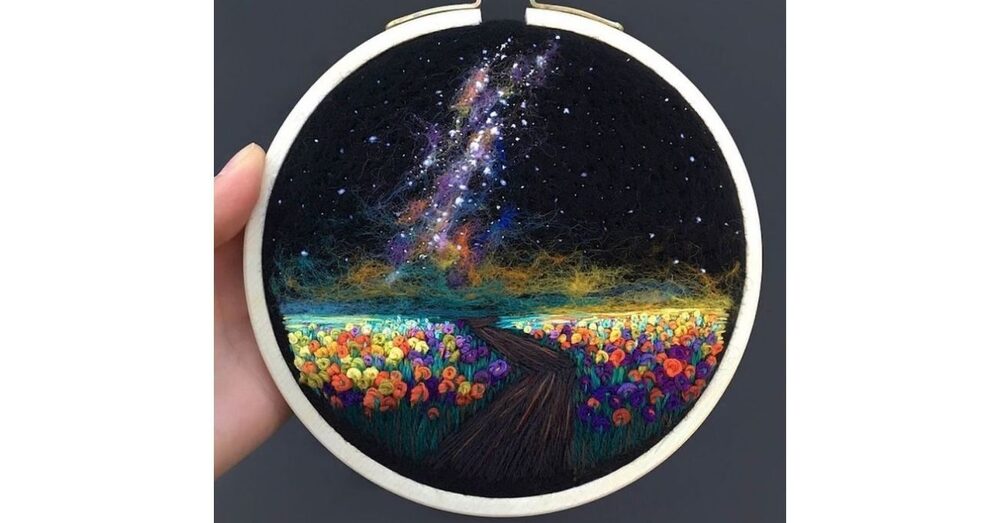 Çiçeklerle Yıldızları Yan Yana Getiren Nakış Manzaralar