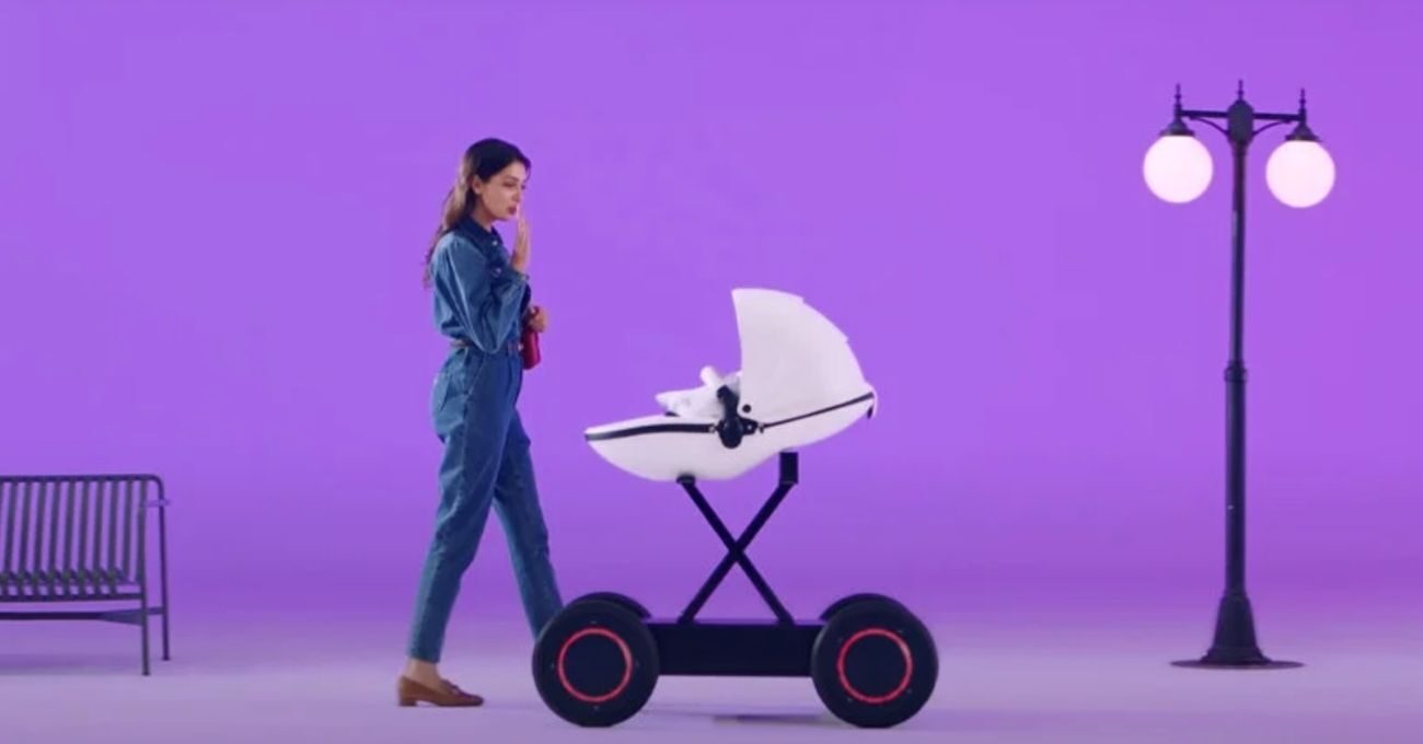 Bebek Arabası Taşıyabilen Hyundai Robot