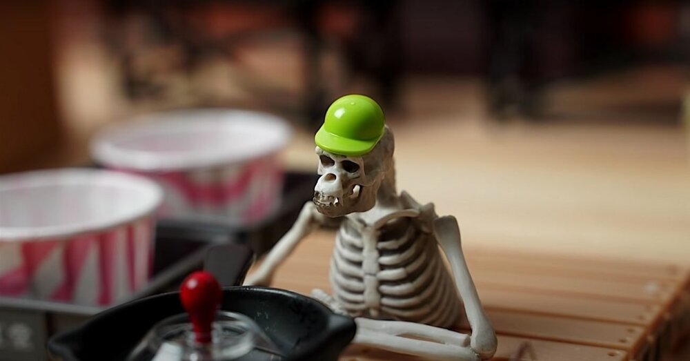 İskelet Bones’un Patlamış Mısır Fabrikası