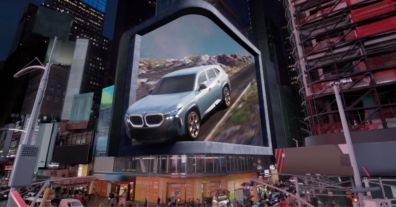 BMW 3B Reklam Panosunu Yola Dönüştürdü