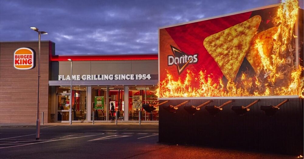 Izgara Ateşinde Yanan Reklam Panosu