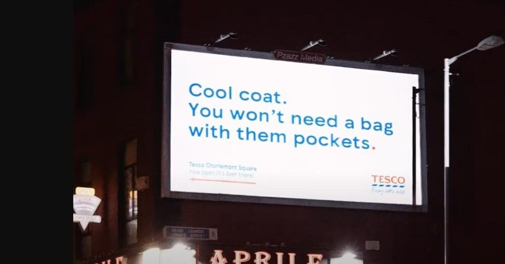 Yoldan Geçenleri Gözetleyen Reklam Panosu