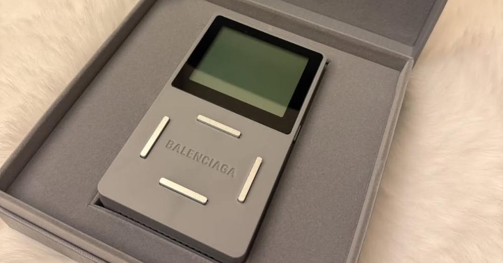 Balenciaga’dan Cybertruck Görünümlü Retro Oyun Konsolu